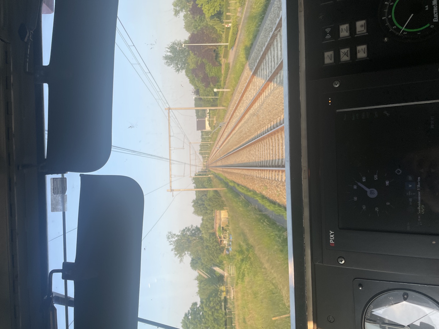 Zicht op het spoor vanuit de bestuurderscabine