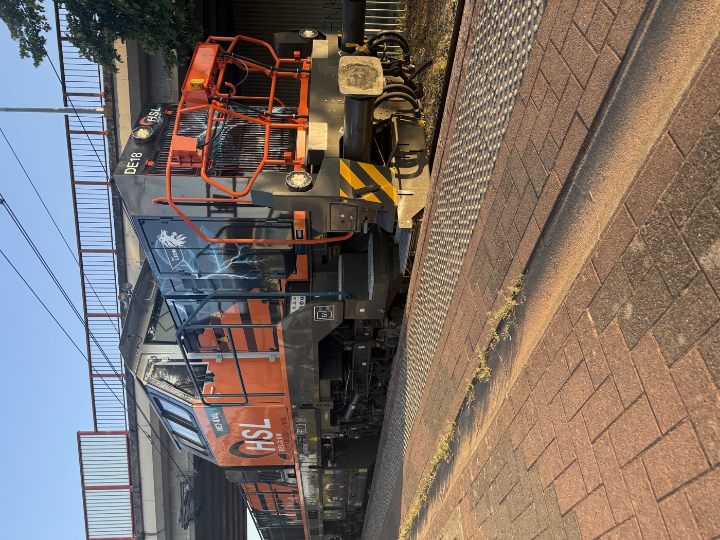 HSL-locomotief aan een perron