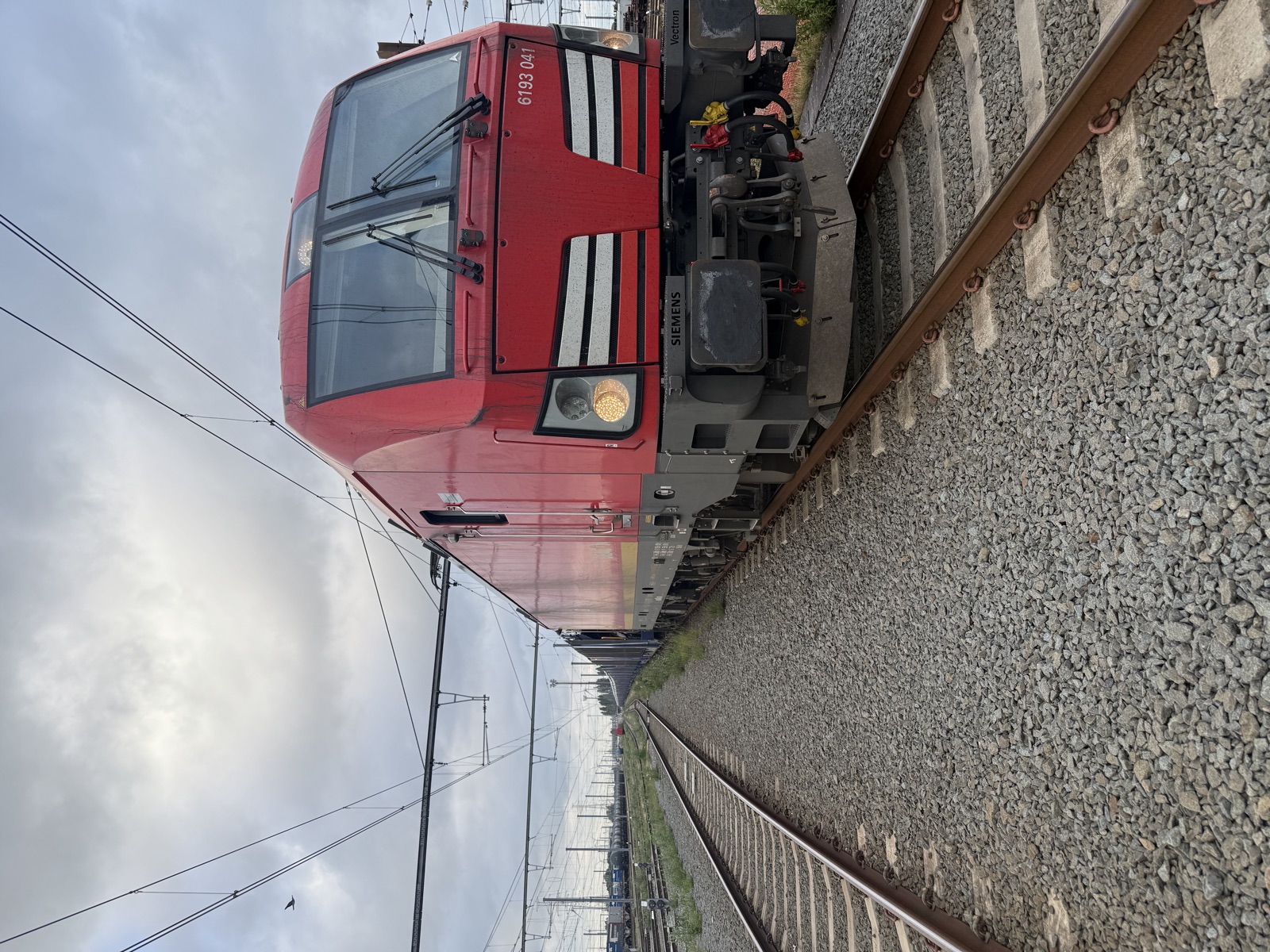 Rode goederentrein op het spoor