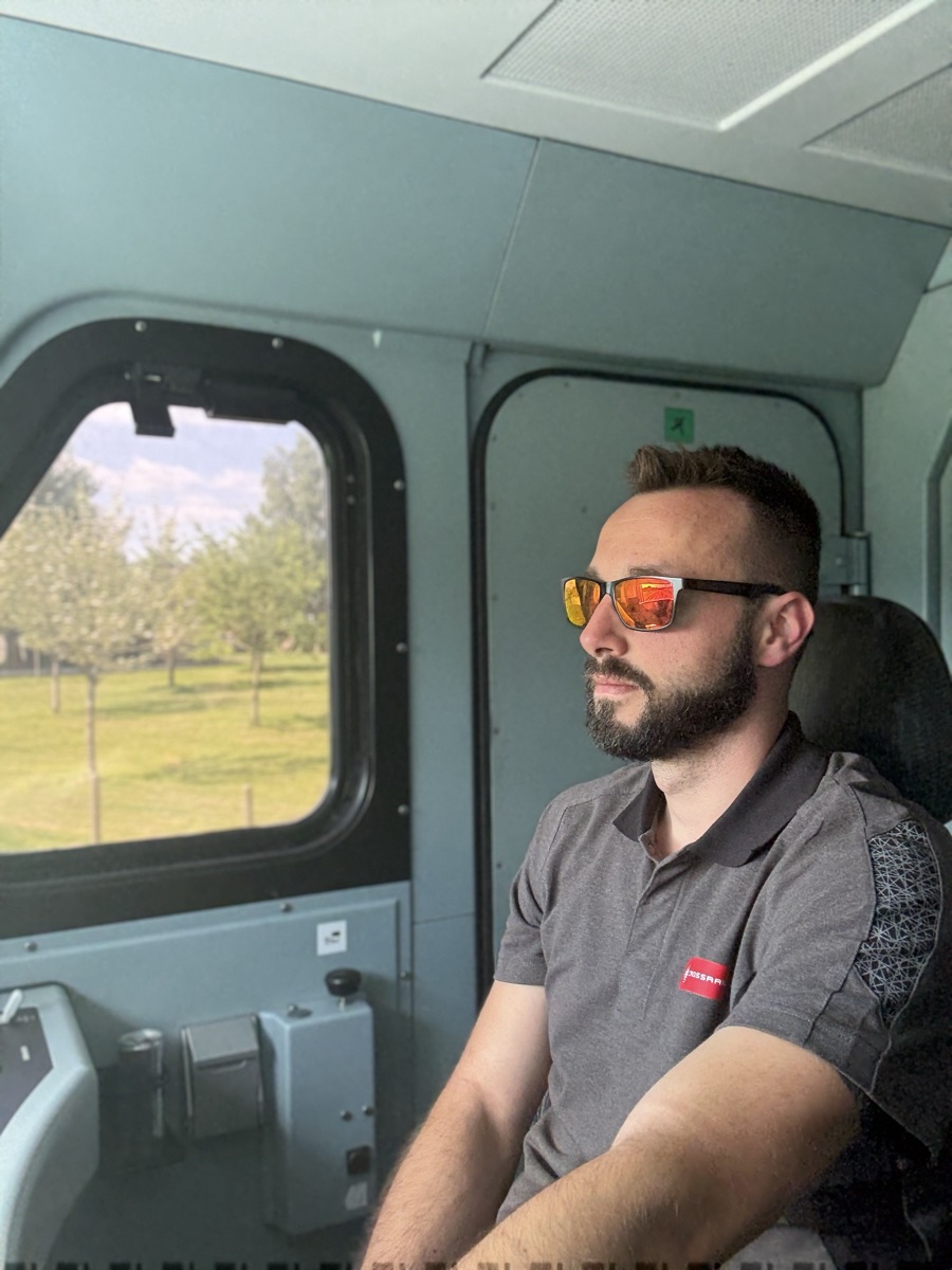 Sven aan het werk in de cabine